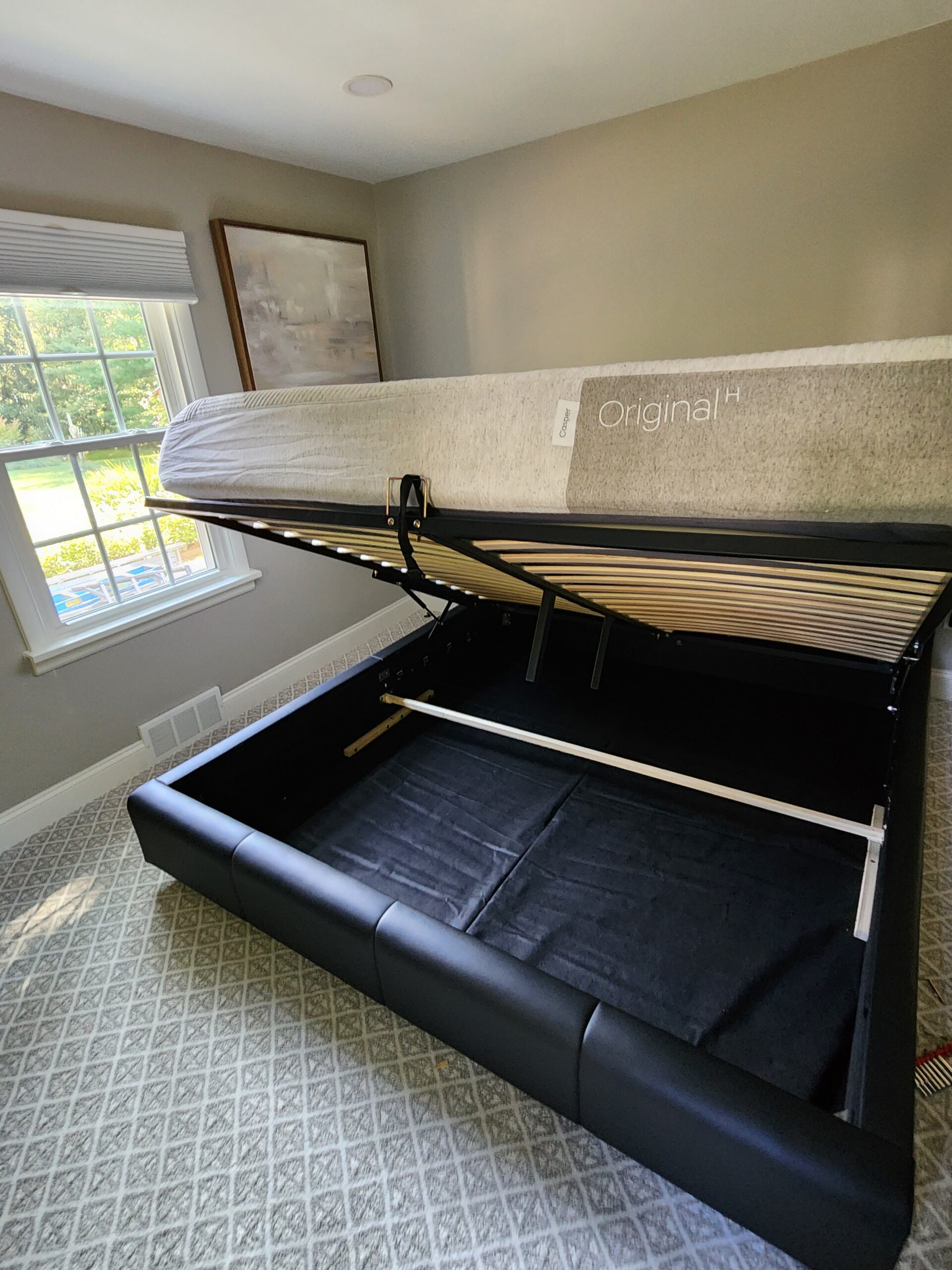 Queen Size Storage Bed with Hydraulic Pickup Design